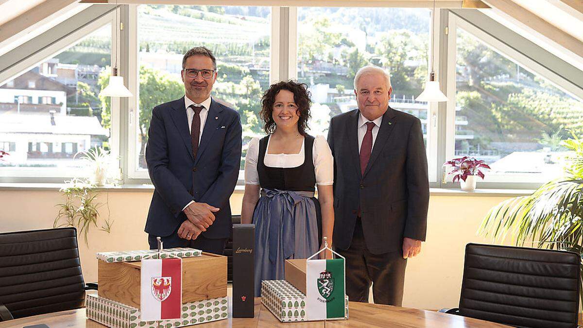 LH Arno Kompatscher, Bürgermeisterin Annelies Pichler und LH Hermann Schützenhöfer im Saal des Rathauses in Schenna