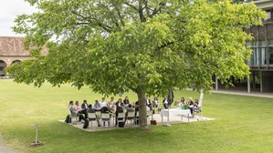 Im Schloss, aber auch im Freien tauschten sich die Teilnehmer des Pfingstdialogs aus