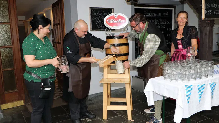 Beim Bieranstich von links: Enikö Strava, Daniele Villarosa-Fabbro, Johannes Planer und Maneula Pregl.