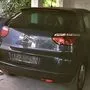 Maria Argiris vor ihrem Auto ohne Kennzeichen