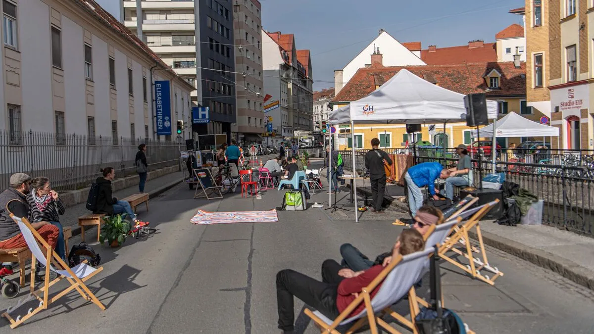 Nicht nur protestieren, sondern auch Menschen auf der Straße zusammenbringen und zum Mitmachen und Mitgestalten anregen - das ist das Ziel hinter dem "Auto:frei:tag" - hier ein Bild aus der Elisabethinergasse