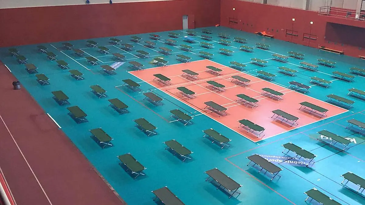 In der Ballsporthalle im Sportpark wird derzeit vorsorglich ein Notquartier mit 100 Betten eingerichtet