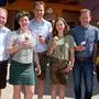 Von links: Bernd Pobaschnig, Lindenwirtin Ingeborg Diete mit Gatten Christoph und Tochter Jasmin, Speckkaiser Stefan Seiser und Petra Pobaschnig verkosten das Bioeis