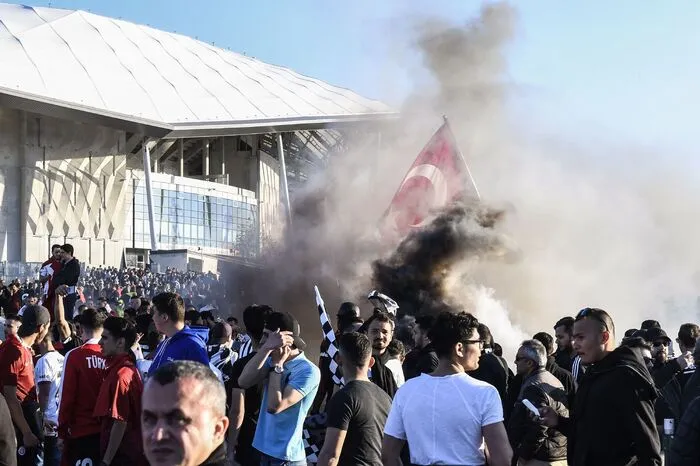 Bereits vor dem Spiel sorgten die Türken für Unruhe.