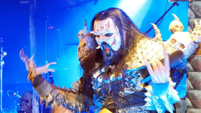 Donnerstagnacht füllte die finnische Hard Rock Band Lordi, die 2006 den Eurovisions Song Contest gewann, den Stereo Club in Klagenfurt. "Guten Abend. Es ist Sch*** heiß hier", schaffte Frontman Mr. Lordi sogar auf Deutsch. Der Aufruf "Klagenfurt sing!" folgte in Englisch.