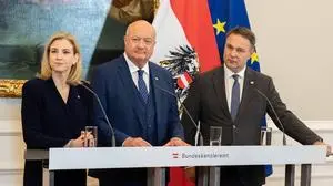 20251203 Doorstep vor und Pressefoyer nach dem Ministerrat der Bundesregierung WIEN, OESTERREICH - DEZEMBER 3: Bundesministerin fuer europaeische und internationale Angelegenheiten Beate Meinl-Reisinger NEOS, Bundeskanzler Christian Stocker OeVP und Vizekanzler und Bundesminister fuer Wohnen, Kunst, Kultur, Medien und Sport Andi Babler SPOe beim Doorstep - vor und Pressefoyer nach dem Ministerrat der Bundesregierung im Bundeskanzleramt am 3. Dezember 2025 in Wien, Oesterreich. 251203_SEPA_10_029 Copyright: xMichaelxIndrax SEPAxMedia