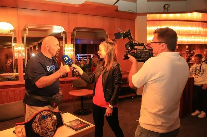 Sichtlich von den rund 20 Minuten dauernden Kampf gezeichnet, gab Lerchbacher seinen Fans bereitwillig Autogramme und erfüllte den einen und anderen Fan den Wunsch eines Fotos mit dem frisch gebackenen Heavyweight Champion.