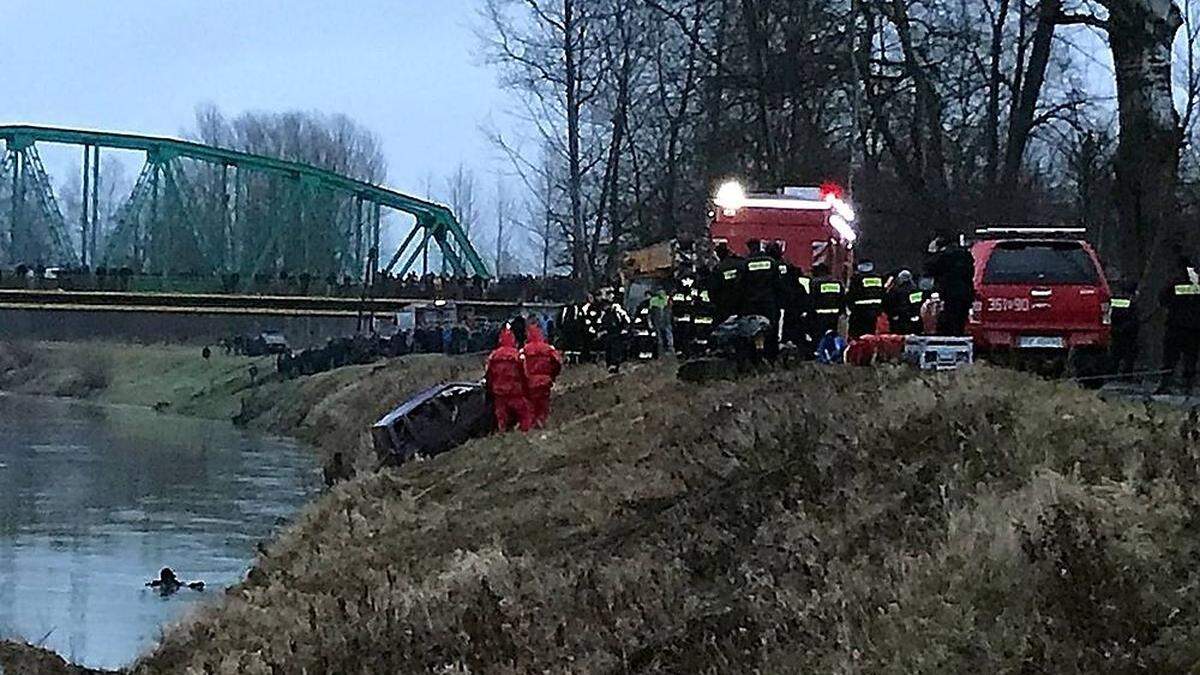 Auto mit fünf Toten aus Fluss geborgen