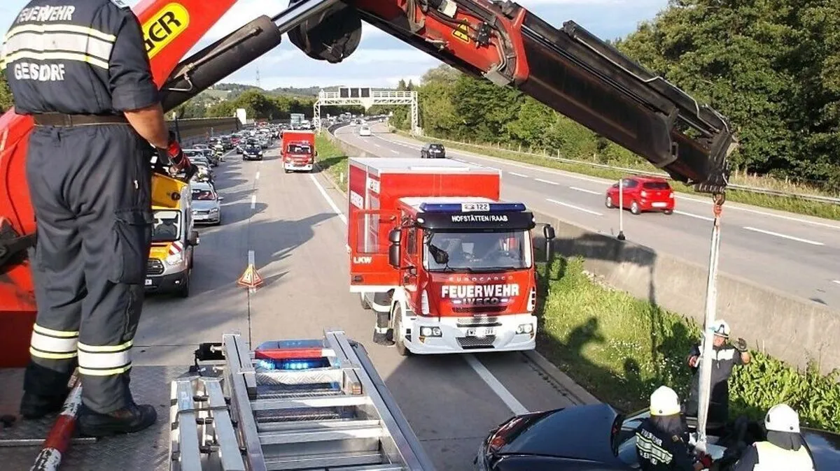 Die Feuerwehren Gleisdorf und Hofstätten bargen die Pkw und banden ausgeflossene Betriebsmittel