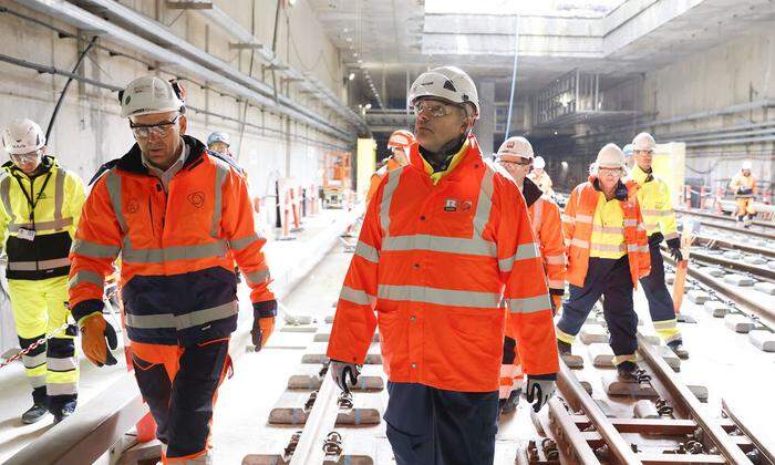 Im Untergrund von Kopenhagen: Nehammer bei der Besichtigung der neuen U-Bahn, die von der Vorarlberger Firma Rhomberg gebaut wird 