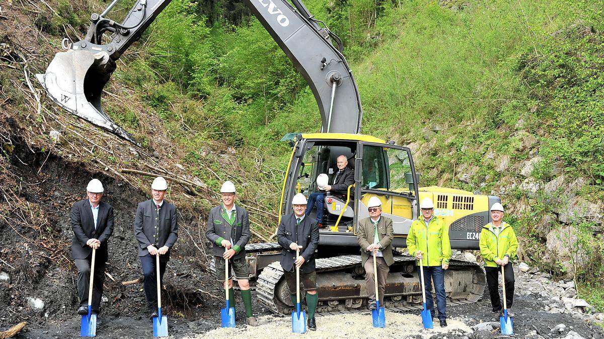 Offizieller Spatenstich für das 9,3 Millionen Euro teure Hochwasserschutzprojekt, im Bagger Landesrat Seitinger