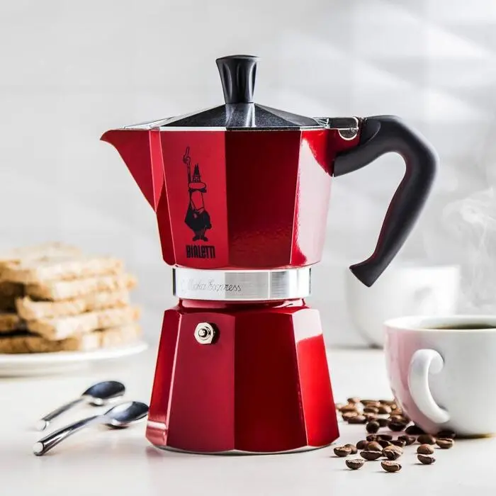 Die achteckige Moka Express von Bialetti gilt als Symbol italienischer Kaffeekultur und wird seit 1933 fast unverändert produziert. Sie macht Espresso mit Drama, Geräuschkulisse und sehr viel Persönlichkeit.