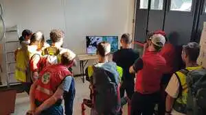 Die Suchmannschaft verfolgt einen Überblicksflug der Drohne