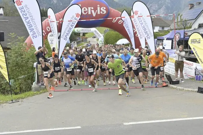 Nach den Läufen fand zudem das Strohfest statt. Doch bekanntlich heißt es zuerst die Arbeit, dann das Vergnügen. Und genau das wurde in Seiz vorgelebt: Zahlreiche Sportlerinnen und Sportler traten an den Start, um die Laufstrecke von 7,2 Kilometern oder die Nordic-Walking-Distanz von 3,7 Kilometern in Angriff zu nehmen.