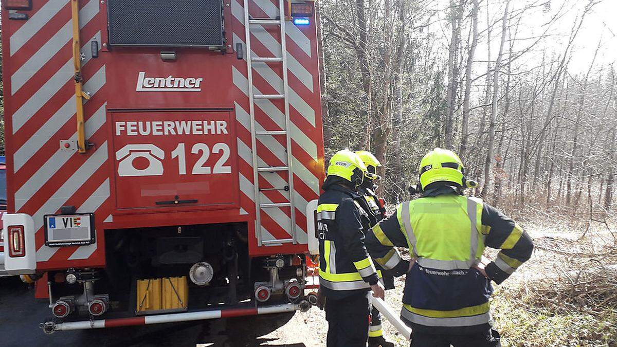 Die Villacher Feuerwehren bei einem Löscheinsatz vor wenigen Tagen