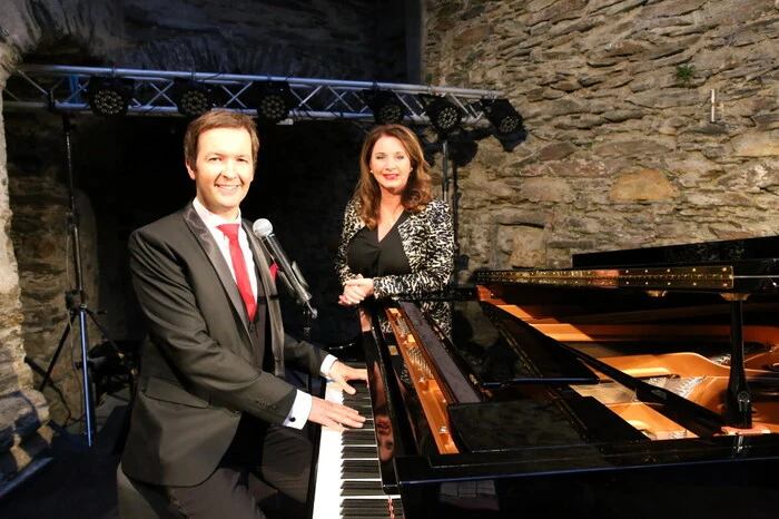 Auf der Burg Glanegg gab Alex Parker am Sonntagabend alle seine größten Hits zu Besten. Und Schauspielerin Gabriela Benesch erzählte den 300 Besuchern spannende und humorvolle Geschichten und Anekdoten aus dem Leben des großen Kärntner Entertainers, der im Alter von 80 Jahren im Dezember des Jahres 2014 verstarb.