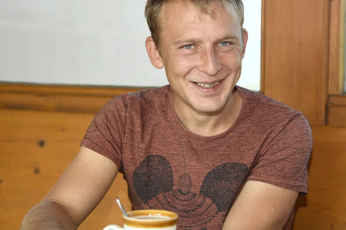 Stefan Bachmann, gelernter Koch. Ihn hat die Liebe zu Partnerin Susanne Enzi auf den Berg in Jenig gezogen.