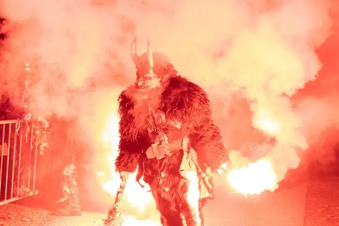 Sie zogen mit lautem Glockenläuten, Nebel und Pyroeffekten durch die Menge ...
