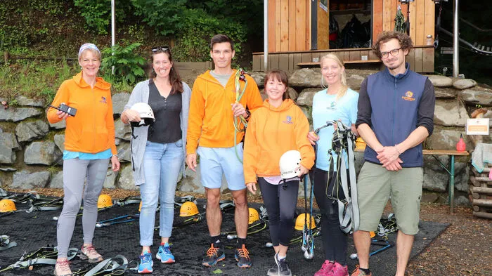 Das Kletter- &amp; Family Wald Team von Links:Bettina Winkler (Kletterguide), Johanna Stranner (Manager), Yen-Lin Mak (Guide), Daniel Wiedernig (Guide), Bianca Wulz (Guide) und Adrian Schnindler (Guide).