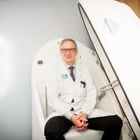 Studienleiter Thomas Pieber im „Bod Pod“: Das Gerät misst die Körperzusammensetzung ganz genau
