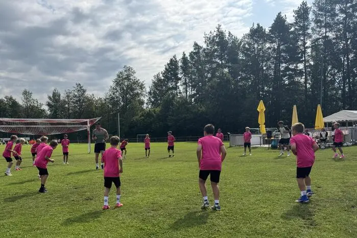 Am Vormittag stehen Trainingseinheiten mit Schwerpunkten wie Torabschluss, Koordination und Schnelligkeit auf dem Programm. Nachmittags messen sich die Kinder in gemischten Turniermannschaften.