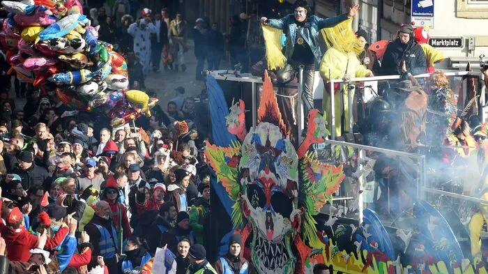 Die Düsseldorfs Punkrocker, die Toten Hosen, haben beim Rosenmontagsumzug ein lautstarkes Heimspiel gegeben.