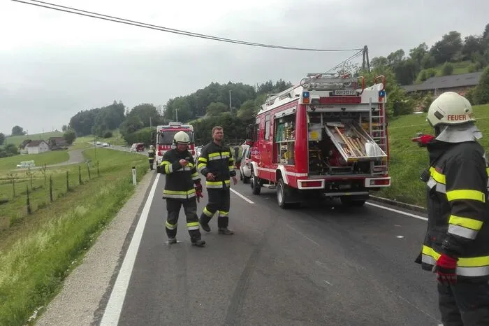 Den Pkw lenkte eine 86-Jährige, die bei dem Unfall glimpflich davongekommen sein dürfte.