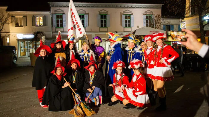 Am Gleisdorfer Hauptplatz wurde mit dem "Narrenwechsel" die Faschingszeit eingeleitet. Solari und Vizebürgermeister Thomas Reiter lieferten sich ein lyrisches Duell um die Regentschaft in Gleisdorf.