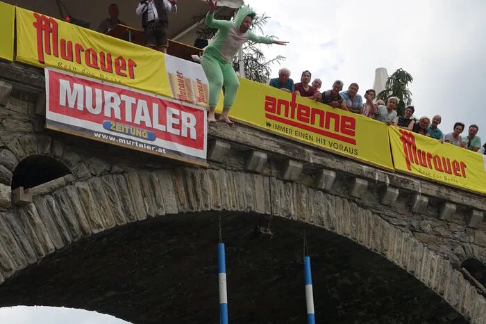 14 Meter in die Tiefe geht es bei Murcapulco in Murau, wo Wagemutige von der Bahnhofsbrücke in die Mur springen. Alle Fotos finden Sie hier.