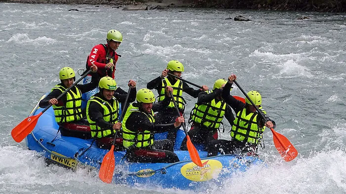Die ÖSV-Snowboarder, mit Ulbing und Payer, versuchten sich beim Training im Rafting