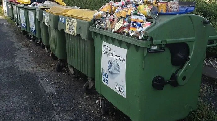 Symbolbild: Müll- und Altkleider-Container gerieten in Brand