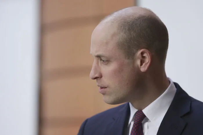 Der "buzz cut", die neue Frisur, die der Prinz erstmals vergangene Woche zeigte, bekommt viel Lob. "Das sieht fabelhaft aus", sagt der Berliner Promi-Friseur Udo Walz. Das Männermagazin "GQ" findet, mit dem Schnitt habe William offenkundig akzeptiert, dass seine Haare immer weiter zurückgehen - dafür müsse man ihn feiern.