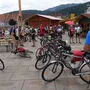 Verdiente Rast für die Pedalritter auf dem Brucker Hauptplatz