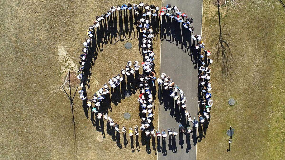 Die Schülerinnen und Schüler der Naturparkmittelschule Pöllau bildeten ein Peace-Symbol