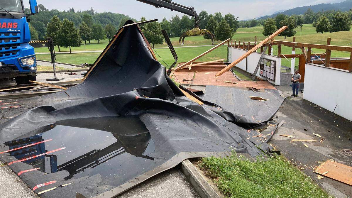 Am Golfplatz Finkenstein flog das Dach der Driving Range davon