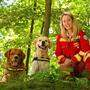 Die Feldkirchnerin Cornelia Friesser mit ihren beiden treuen Rettungshunden „Ivo“ und &quot;Unique&quot;