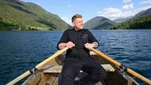 Bei Sternekoch Stefan Glantschnig starten die Menüs ab sofort mitten am Weißensee in einem Ruderboot