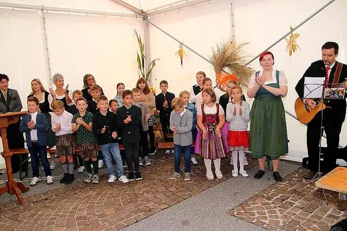 Der Vikar zelebrierte auch die feierliche Erntedankmesse, welche von den Kindern der Volksschule unter Alexandra Reschen und Heidi Zotter mitgestaltet wurde.