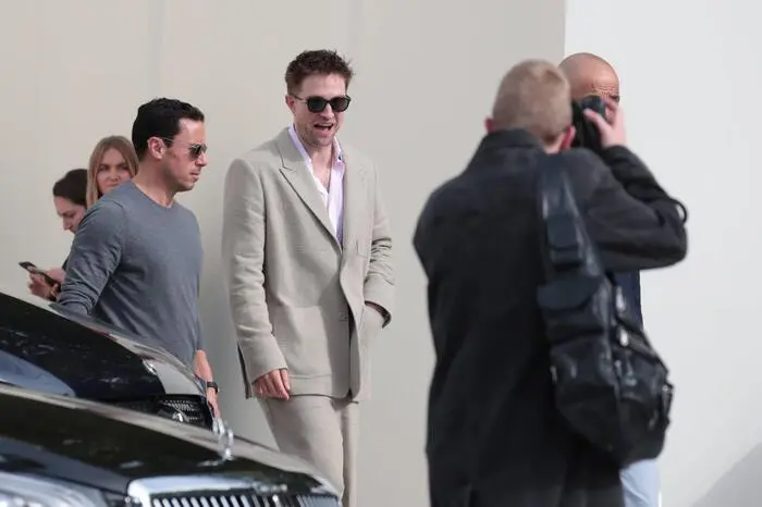 Pattinson kommt bei der Dior Modenschau in Paris an