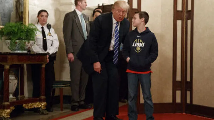 Donald Trump mit einem Schüler
