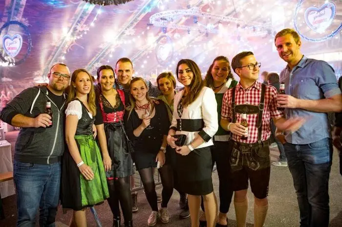 Ein erster Höhepunkt des Abends war der traditionelle Bieranschlag des Oktober-Bieres durch Ringana-Chef Andreas Wilfinger