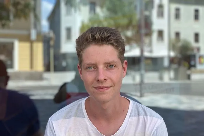 Benjamin Brandstetter (19) auf Maturareise in Villach: Ich hab bis auf Dänemark gegen Finnland jedes Spiel gesehen, ich spiele auch selbst Fußball. Selbstverständlich halte ich zu Österreich, aber gegen Italien wird es schwierig, die Mannschaft ist schon seit einer gefühlten Ewigkeit ohne Gegentreffer. Dass Österreich, dass Achtelfinale erreicht, habe ich der Mannschaft schon zugetraut, immerhin hat die Mannschaft einen guten Kader. Das wird aber wohl auch der Stolperstein gegen Italien werden, denn zwar gibt es sehr gute Einzelspieler, in der Mannschaft harmonieren diese aber nicht so wie in den einzelnen Ligen. Ich traue ihnen ein Tor gegen Italien zu.