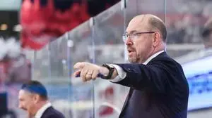 SALZBURG,AUSTRIA,26.NOV.25 - ICE HOCKEY - ICE Hockey League, EC Red Bull Salzburg vs Graz 99ers. Image shows head coach Dan Lacroix (99ers).
Photo: GEPA pictures/ David Geieregger