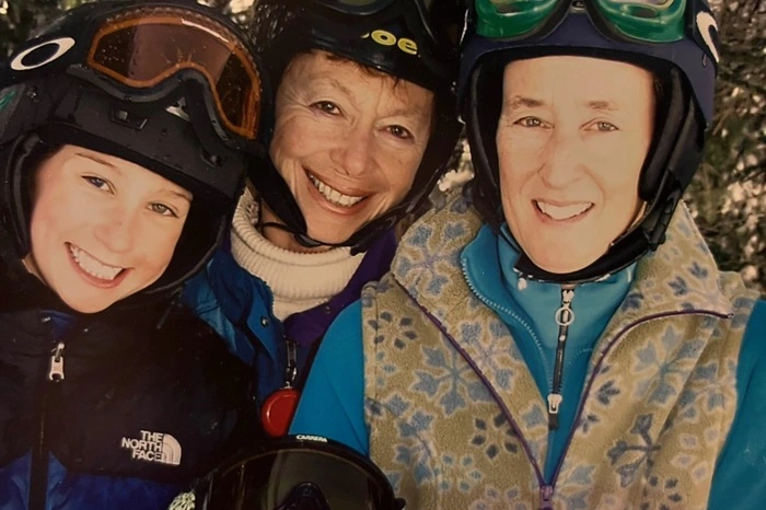 Rechts oben: Oma Elfie Hendell, geborene Straub, die die Familie in Vermont zum Skisport brachte, mit Avitals Mutter, Schwester Arielle, die mit dem Buckelpistenfahren begann, und Avital (unten)