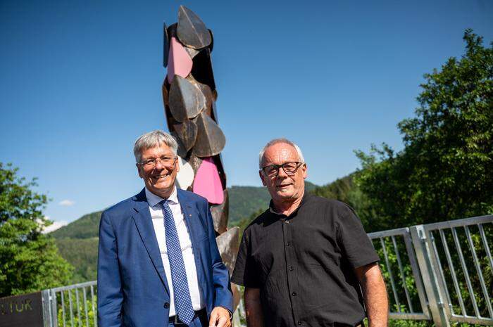 Landeshauptmann Peter Kaiser mit Künstler Helmut Blažej bei der Skulptur "Hadntanz"