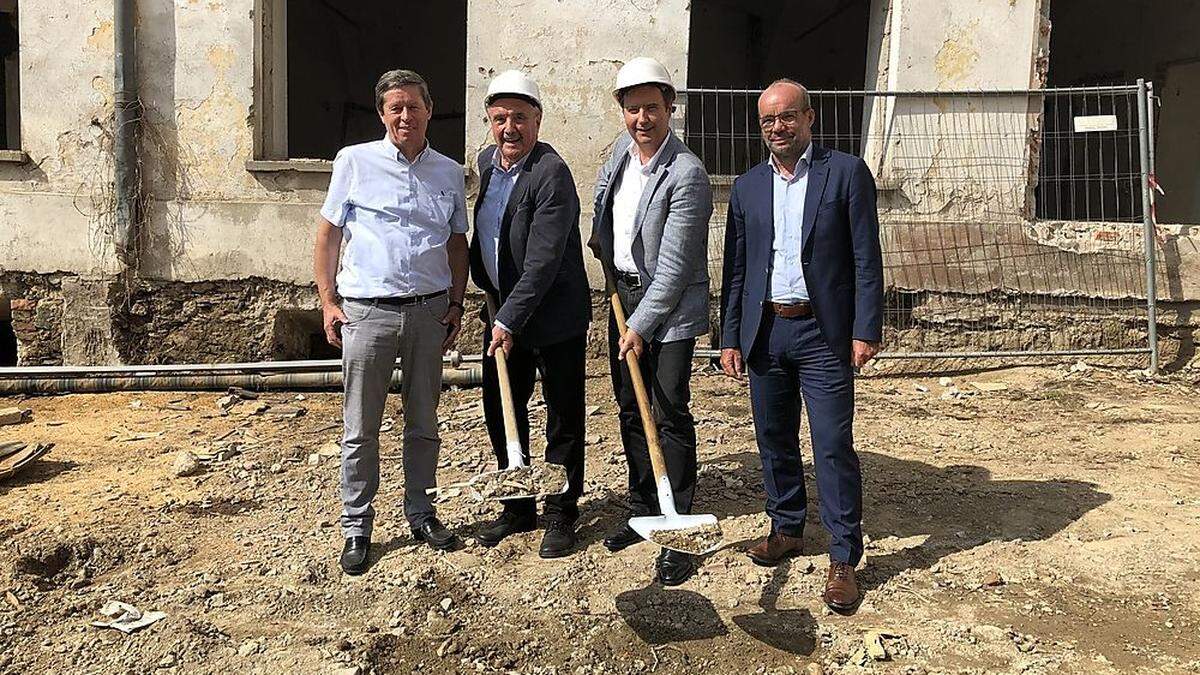 Andreas Messner (MID Bau GmbH), Bürgermeister Valentin Blaschitz, Georg Steiner und Maximilian Miggitsch (beide GKK; von links)		 