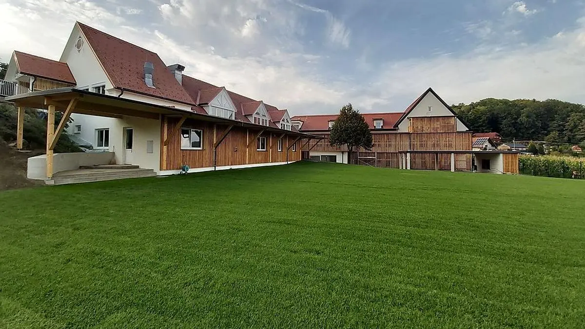 Das Regenwasser, dass sich an der neu sanierten Volksschule sammelt, soll den nahegelegenen Spielplatz bewässern