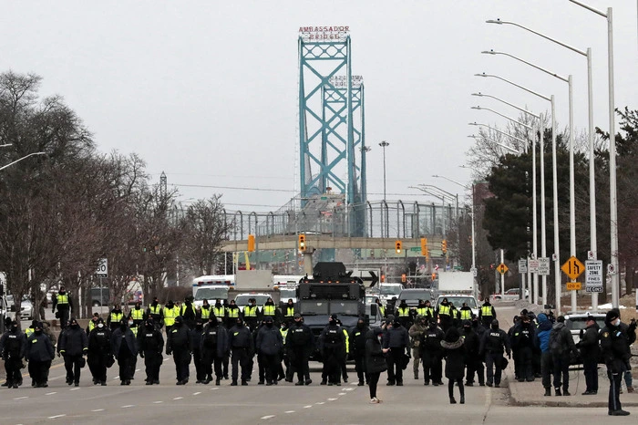 Ein massives Polizeiaufgebot setzte die Räumung um, hatte jedoch zunächst nicht alle Lkw von der Brücke holen können.