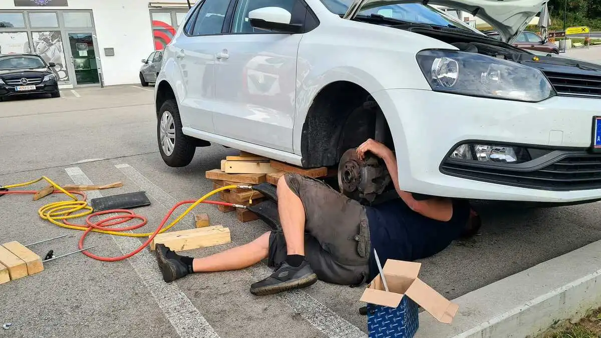 Ein Mechaniker musste Teile ausbauen, um die Katze zu befreien.