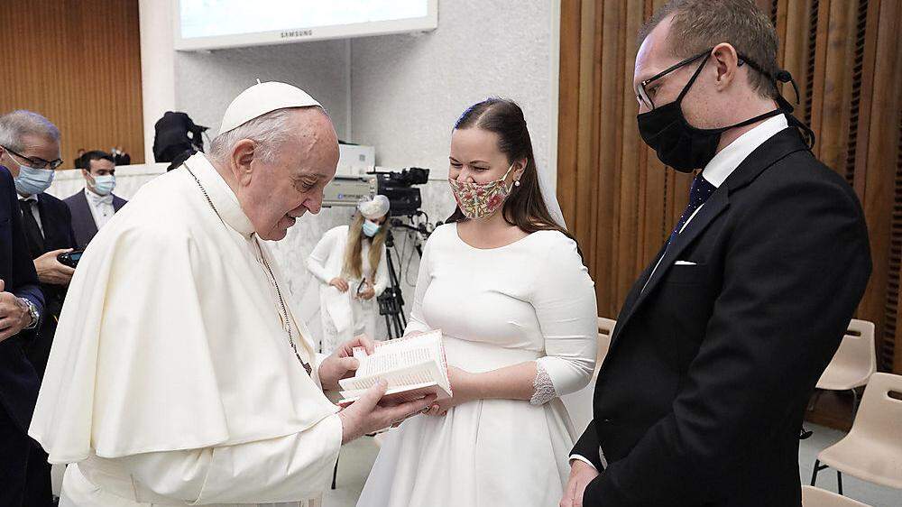 Alexandra Hogan überreichte dem Papst ein von ihr veröffentlichtes Buch über Rosenkränze